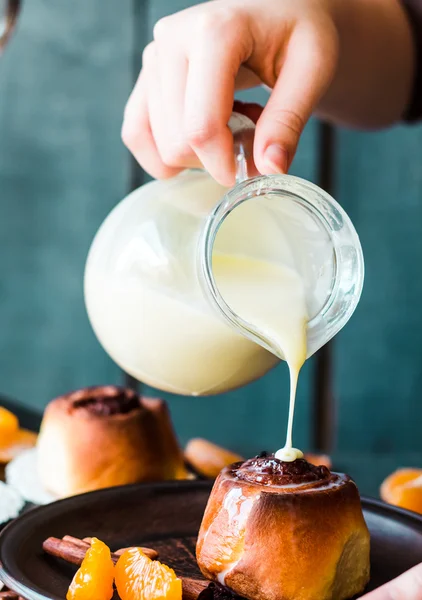 Cinnabon rolls with cinnamon and nuts, cream sauce — Stock Photo, Image