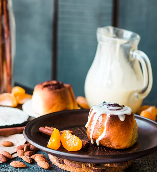 Cinnabon rolls with cinnamon and nuts, cream sauce — Stock Photo, Image