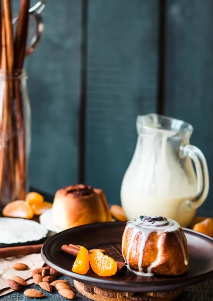 Cinnabon rolls with cinnamon and nuts, cream sauce — Stock Photo, Image