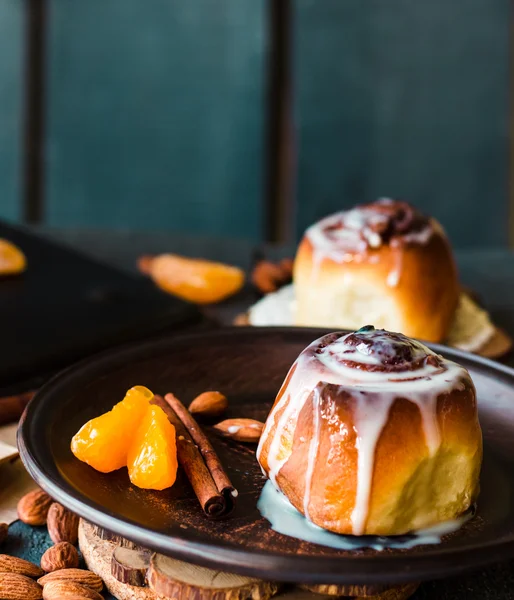 Cinnabon cinnamon rolls and mandarin and cream sauce — Stock Photo, Image