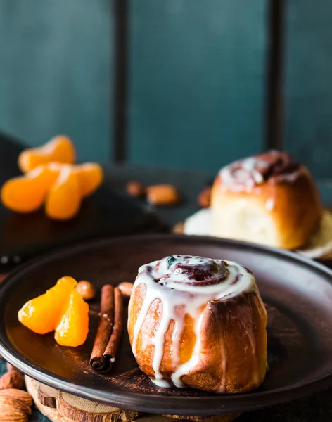 Cinnabon cinnamon rolls and mandarin and cream sauce — Stock Photo, Image