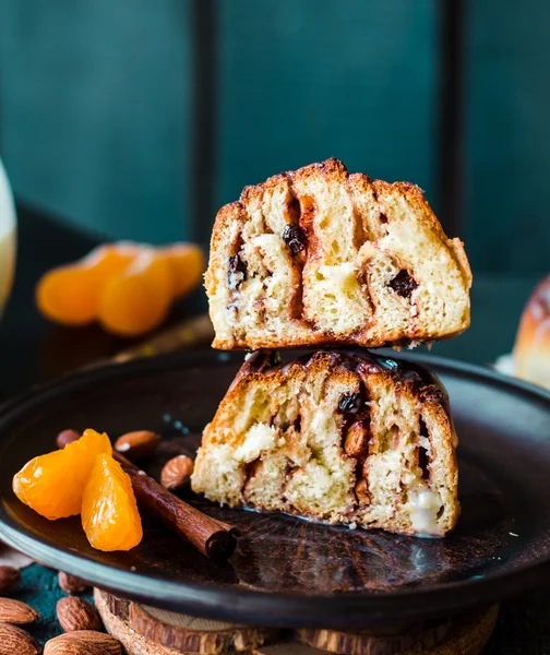 Aanzicht Cinnabon kaneel broodjes en roomsaus — Stockfoto