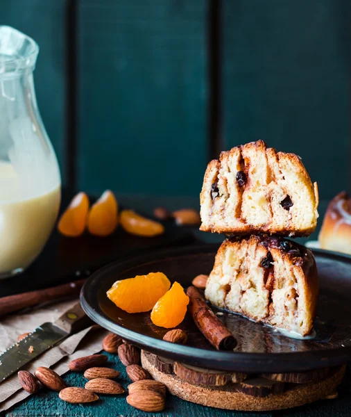 Vista seccional Cinnabon rolos de canela ameixas, amêndoas e manda — Fotografia de Stock