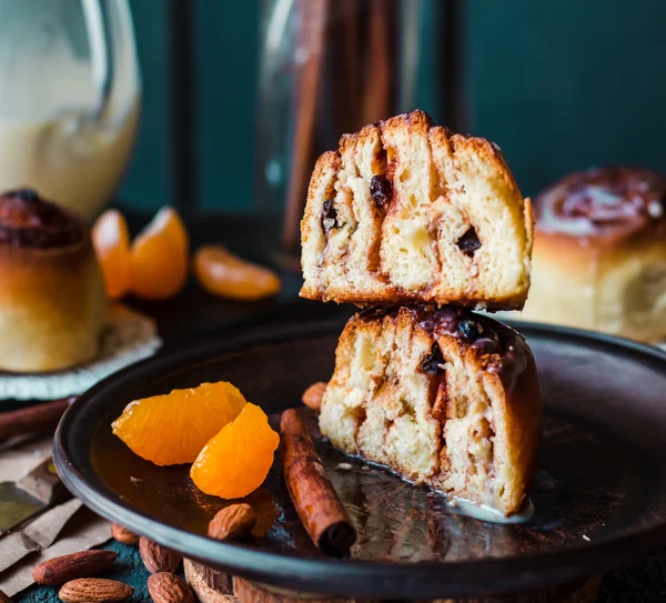 Vista seccional Cinnabon canela rollos ciruelas pasas, almendras y manda —  Fotos de Stock