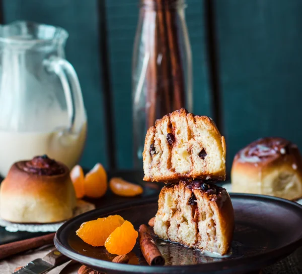 Vista seccional Cinnabon rolos de canela ameixas, amêndoas e manda — Fotografia de Stock