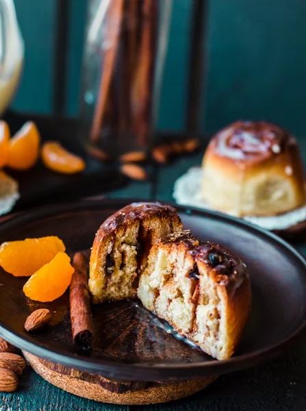 Vista seccional Cinnabon rolos de canela ameixas, amêndoas e manda — Fotografia de Stock