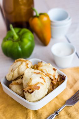 Köfte Patates, kızarmış soğan ve ekşi krema, Ukrayna 