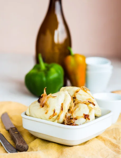 Dumplings with fried onions and sour cream, Ukrainian cuisine — Stock Photo, Image