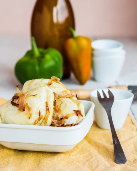 Bolinhos com cebola frita e creme de leite, cozinha ucraniana — Fotografia de Stock