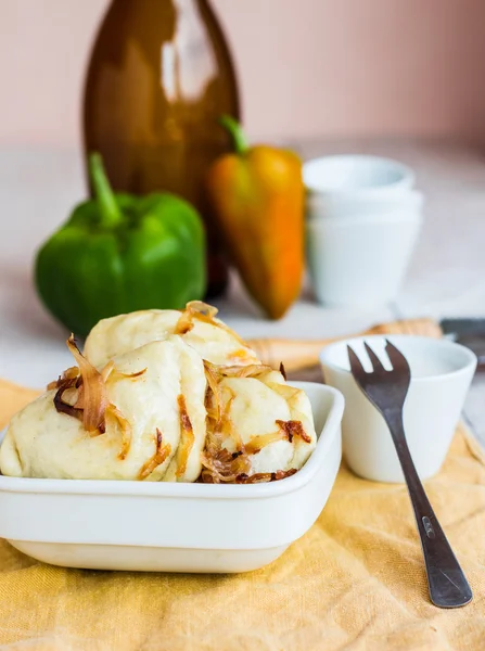 Bolinhos com cebola frita e creme de leite, cozinha ucraniana — Fotografia de Stock