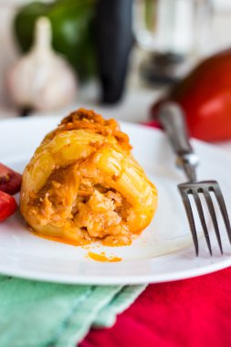 Kıyılmış et ve pilav ile doldurulmuş biber