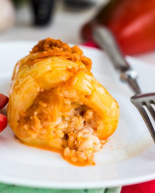 et ve domates soslu pilav ile haşlanmış biber