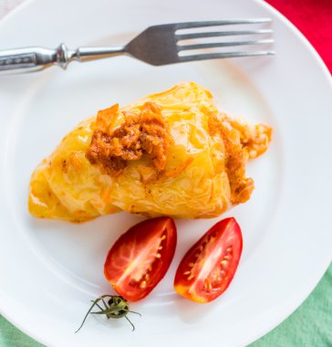 haşlanmış et domates soslu biber dolması