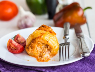 haşlanmış et domates soslu biber dolması