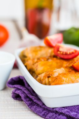 Kıyılmış et ve pilav ile doldurulmuş lahana rulo