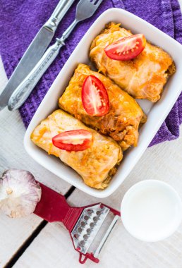 Et ve pilav, domates soslu kızarmış lahana