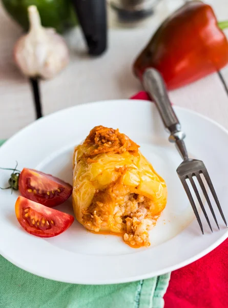 Pimentas cozidas com carne e arroz em molho de tomate — Fotografia de Stock