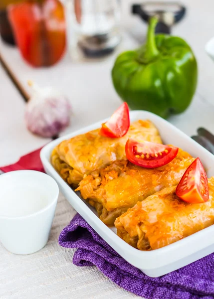 Rollos de col rellenos con carne picada y arroz —  Fotos de Stock