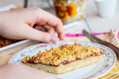 elma reçel ile tatlı tart pasta yeme, eller