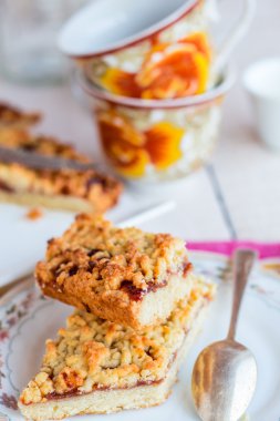 pasta pasta elma reçel ve bir fincan çay ile