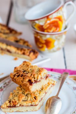 pasta pasta elma reçel ve bir fincan çay ile