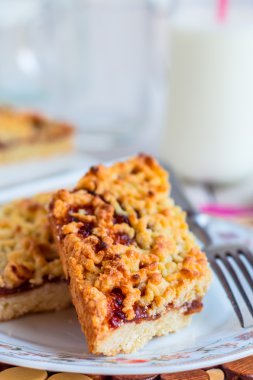 pasta pasta elma reçel ve bir cam şişe süt ile