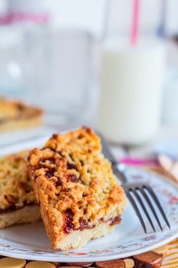 pasta pasta elma reçel ve bir cam şişe süt ile