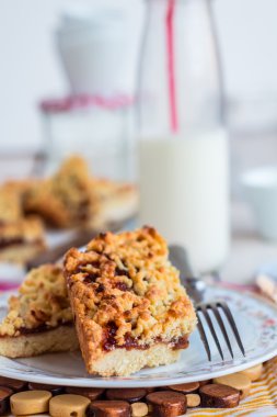 pasta pasta elma reçel ve bir cam şişe süt ile