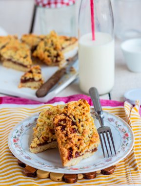 pasta pasta elma reçel ve bir cam şişe süt ile