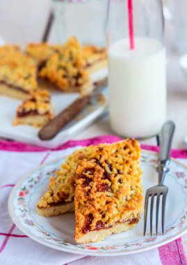 pasta pasta elma reçel ve bir cam şişe süt ile