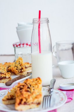 pasta pasta elma reçel ve bir cam şişe süt ile