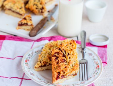 pasta pasta elma reçel ve bir cam şişe süt ile