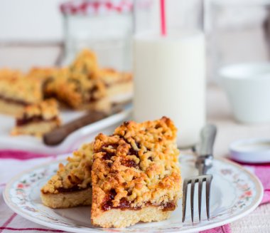 pasta pasta elma reçel ve bir cam şişe süt ile