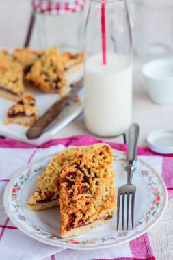 pasta pasta elma reçel ve bir cam şişe süt ile