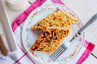 pasta pasta elma reçel ve bir cam şişe süt ile