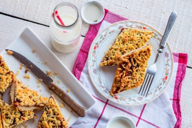 pasta pasta elma reçel ve bir cam şişe süt ile