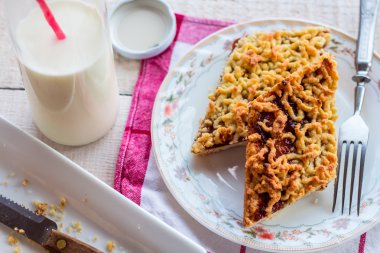 pasta pasta elma reçel ve bir cam şişe süt ile