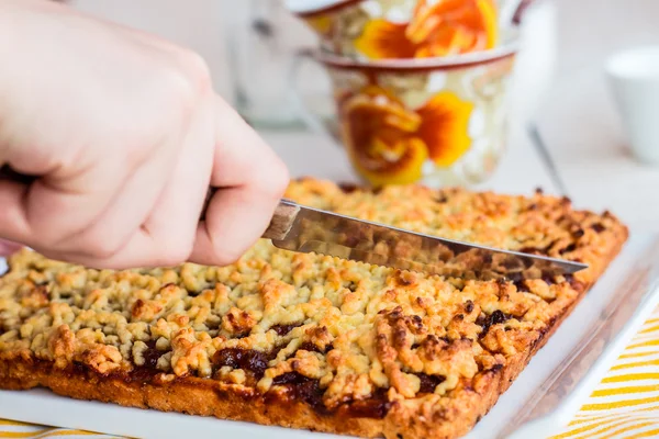 tatlı tart pasta elma reçel, el ile kesme