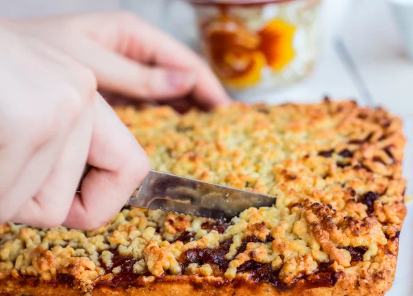 Torta dolce tagliata con marmellata di mele, mani — Foto Stock