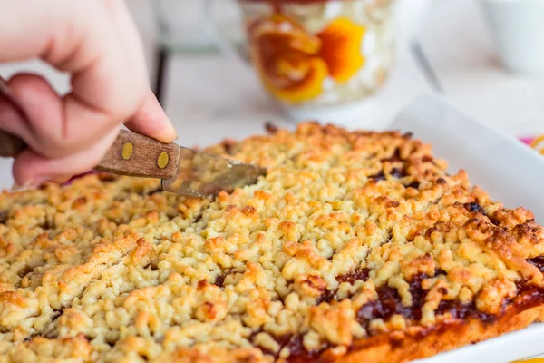 Torta dolce tagliata con marmellata di mele, mani — Foto Stock