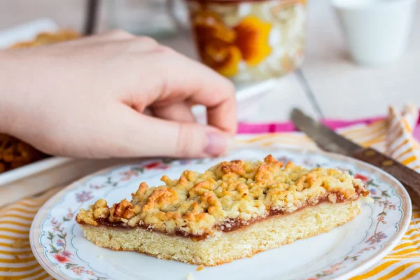 Mangiare pasta dolce crostata con marmellata di mele, mani — Foto Stock