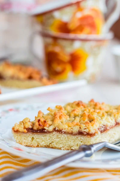 Pie pastry with apple jam and a cup of tea — Stock Photo, Image