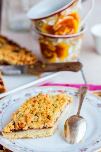 Pâtisserie à tarte avec confiture de pommes et une tasse de thé — Photo