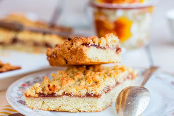 Pie pastry with apple jam and a cup of tea — Stock Photo, Image