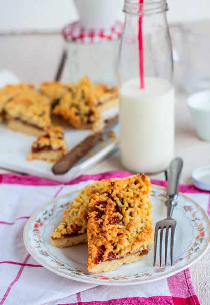 pasta pasta elma reçel ve bir cam şişe süt ile