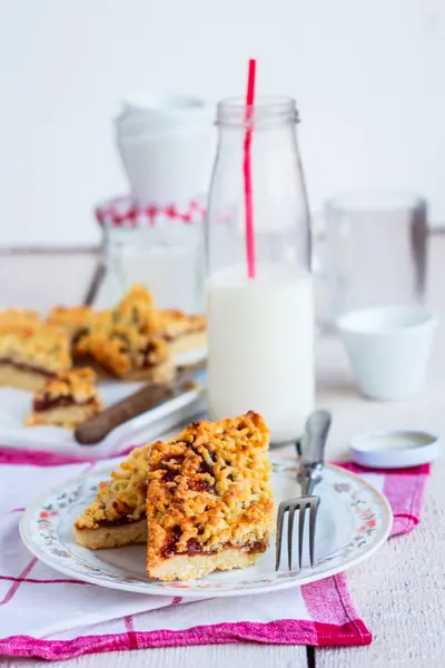 Pâtisserie à tarte avec confiture de pommes et lait dans une bouteille en verre — Photo