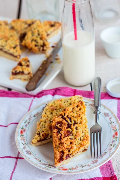 pasta pasta elma reçel ve bir cam şişe süt ile