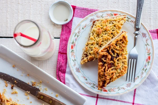 Bolo de torta com geléia de maçã e leite em uma garrafa de vidro — Fotografia de Stock