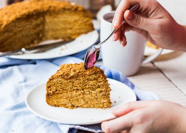 Tatlım karamelli pasta tereyağı krema ve fındık ile