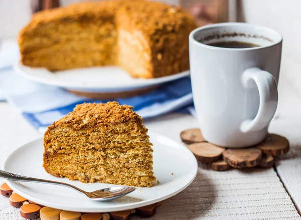 Un morceau de gâteau au miel à la crème sure et aux noix — Photo